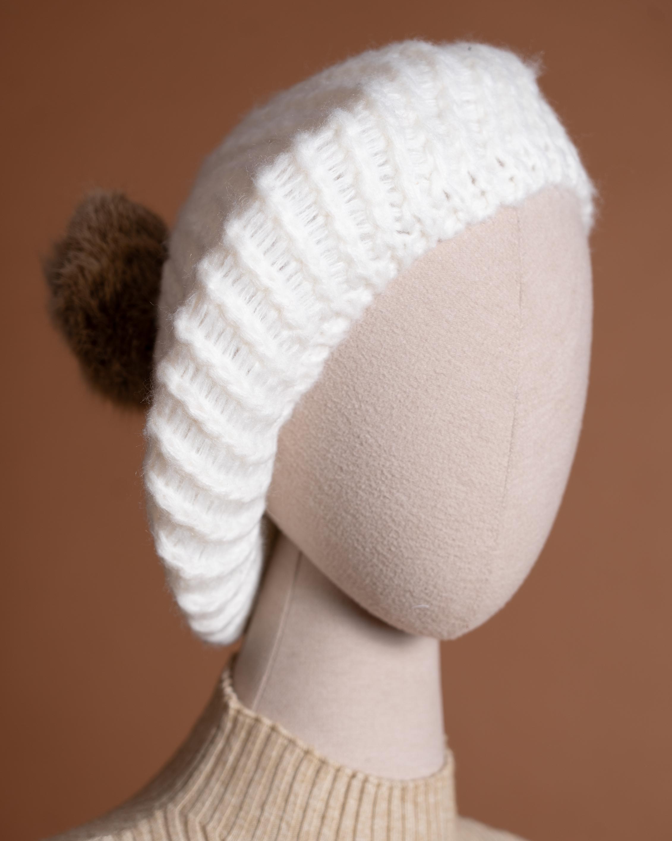 کلاه بافت سفید توپکدار